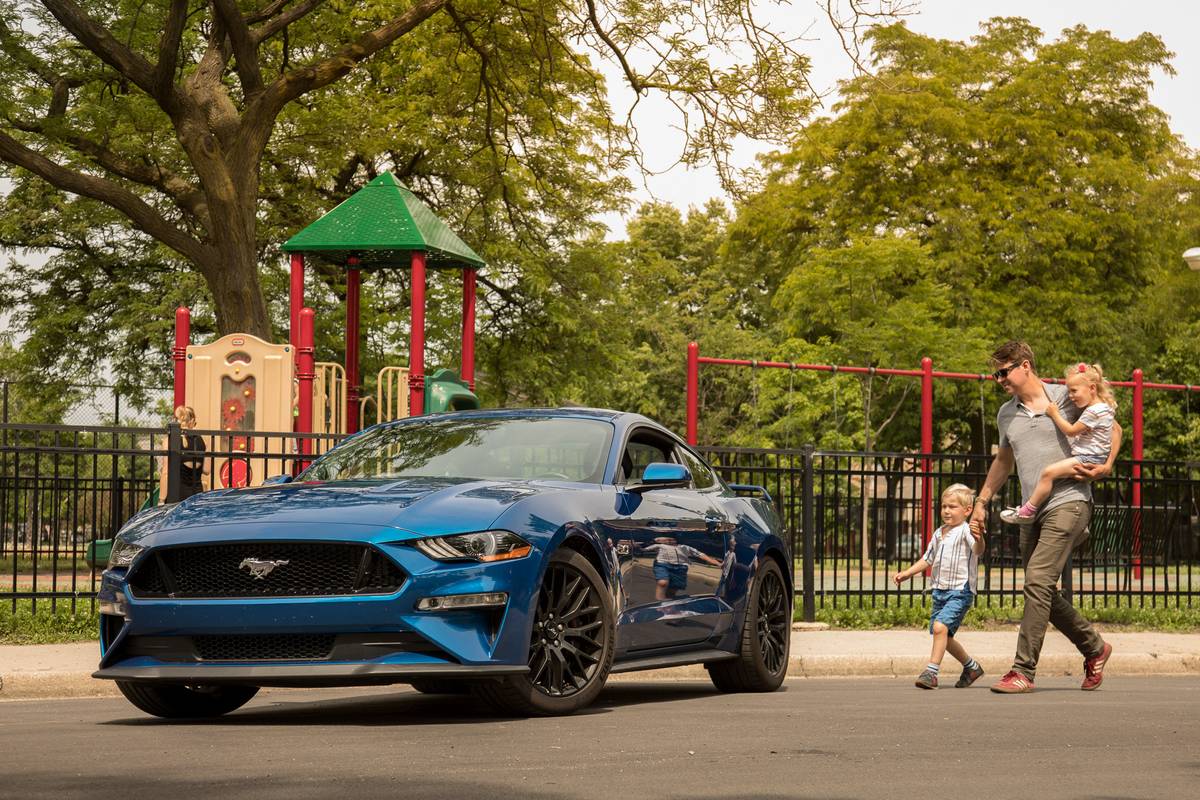 01-ford-mustang-gt-family-2018-blue-exterior