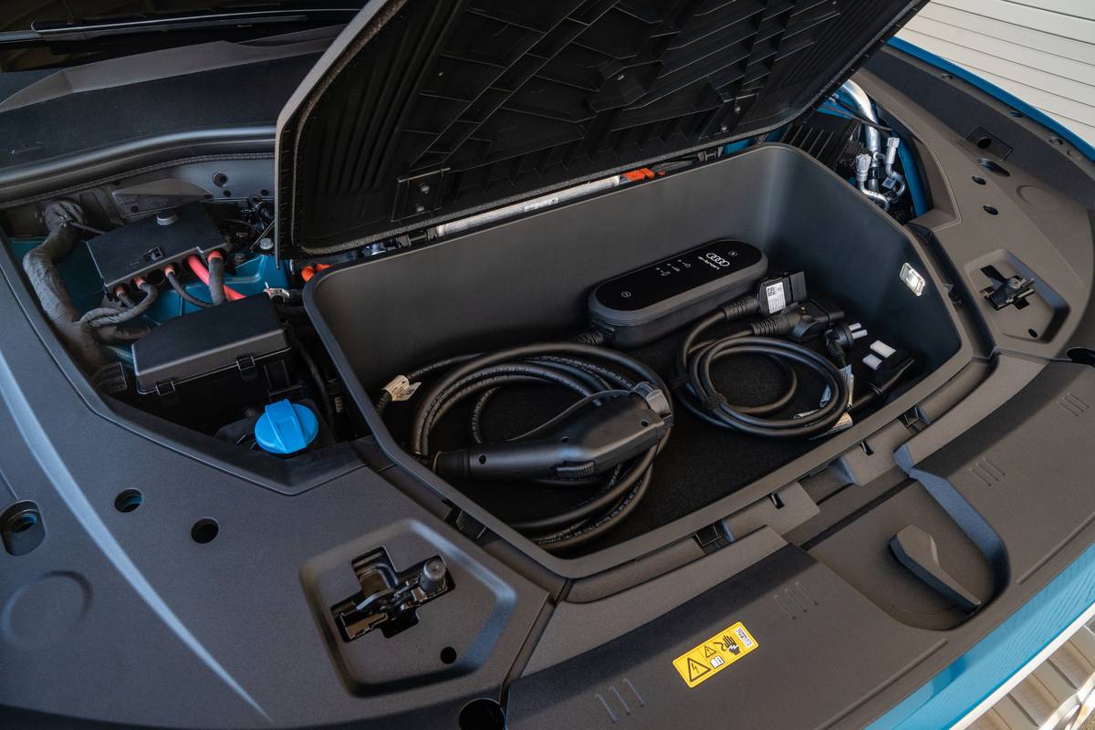 02-audi-e-tron-2019-charging-cables--engine--exterior--front.jpg