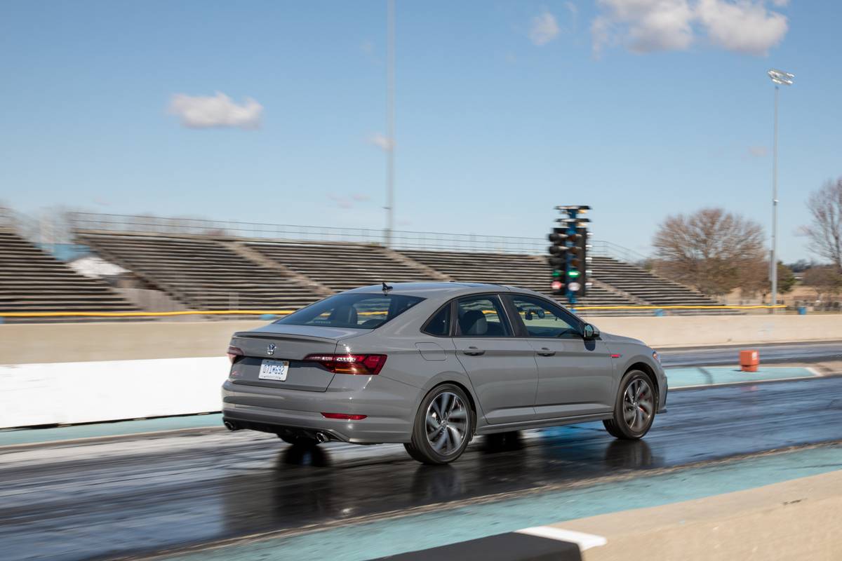 03-volkswagen-jetta-gli-2019-angle--dynamic--exterior--grey--rear.jpg