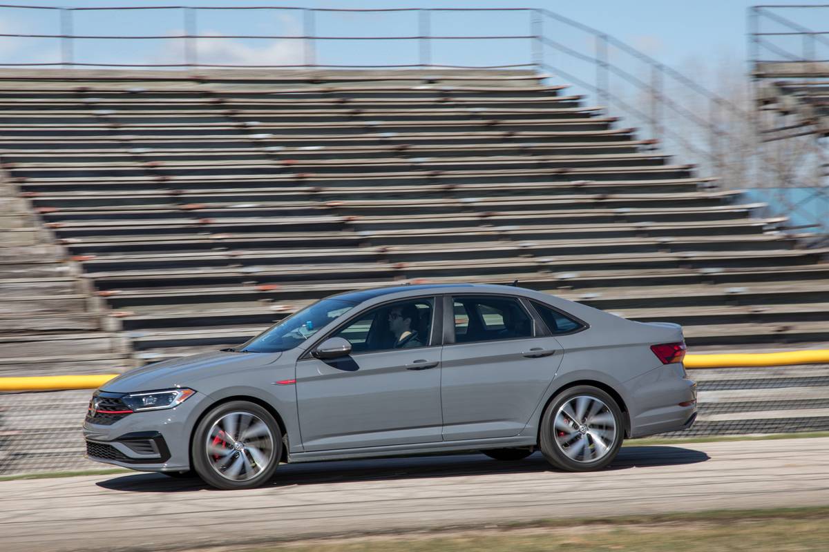 04-volkswagen-jetta-gli-2019-dynamic--exterior--grey--profile.jpg