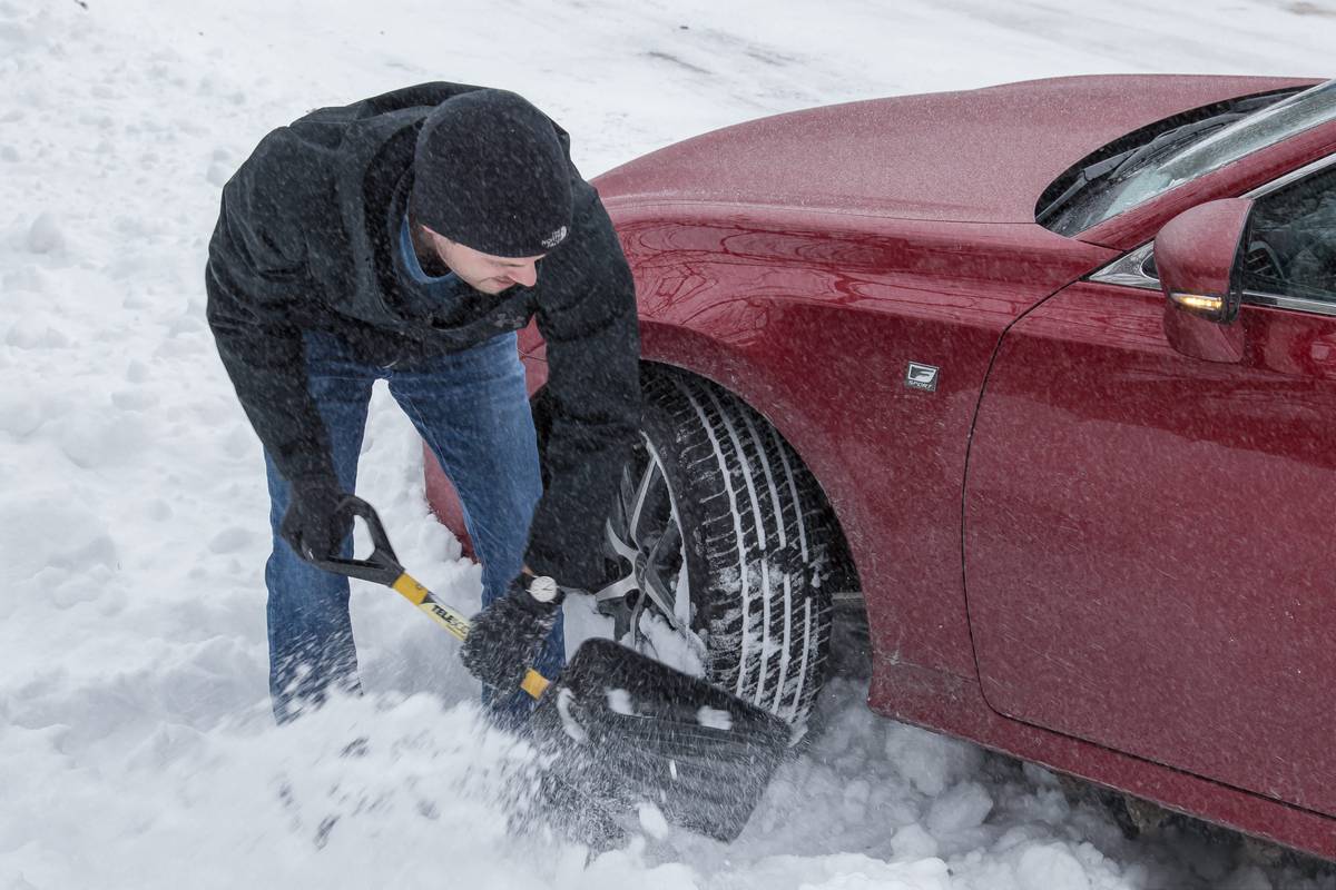 09-winter-driving-social-digging-heartbeat-shovel-snow-stuck