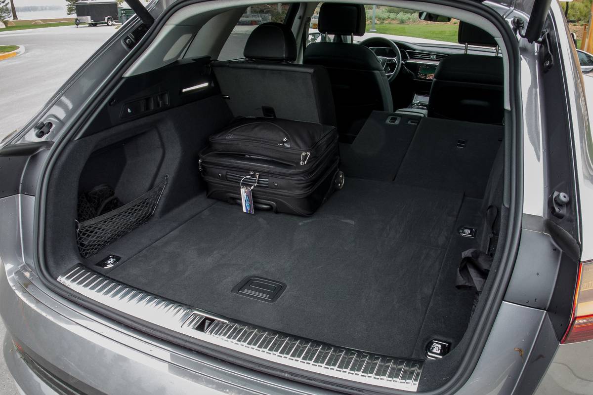 11-audi-e-tron-2019-folding-seats--interior--trunk.jpg