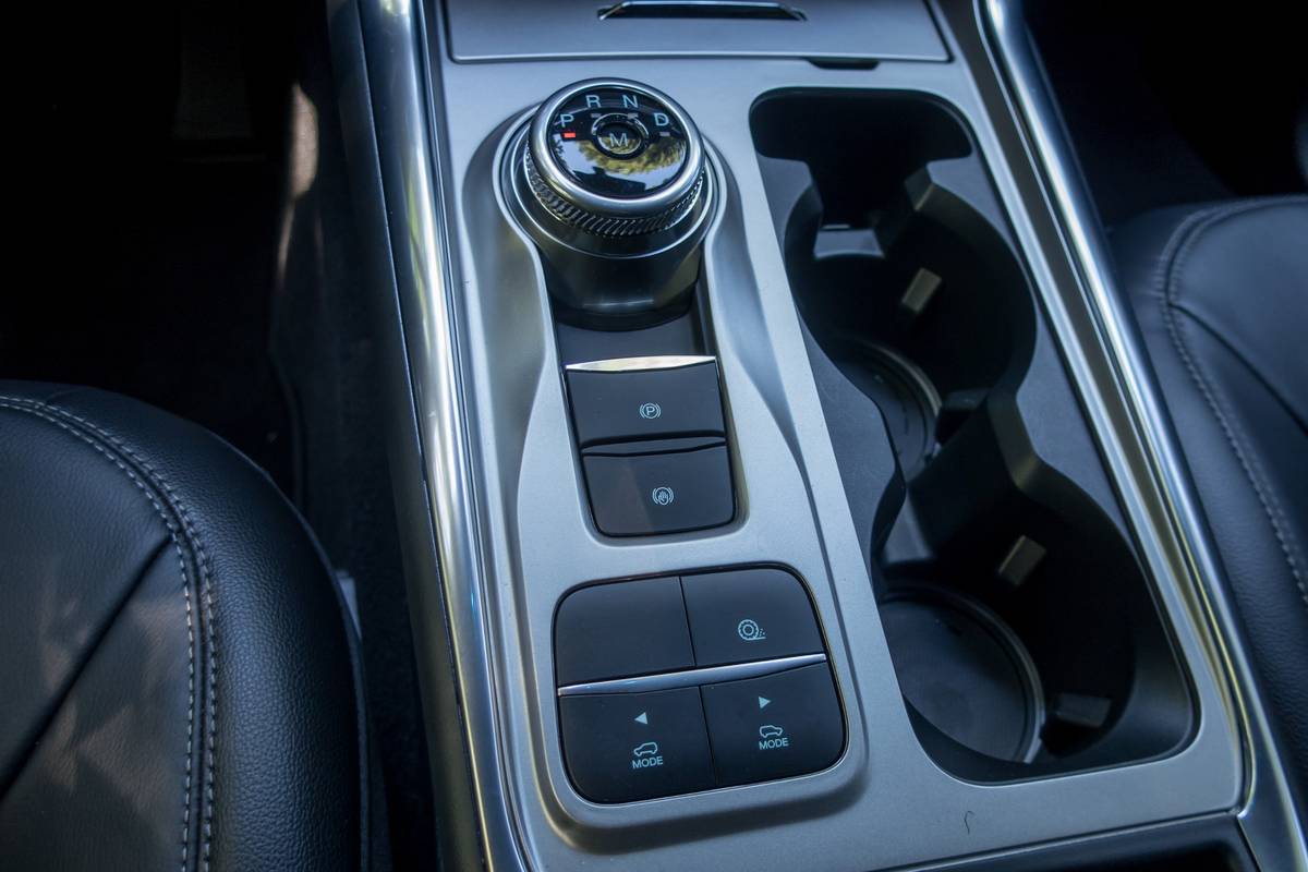 11 ford explorer hybrid limited 2020 center console  interior jpg