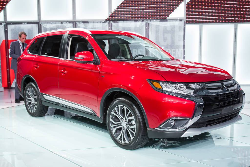 2016 Mitsubishi Outlander Photo Gallery (32 Photos) | Cars.com