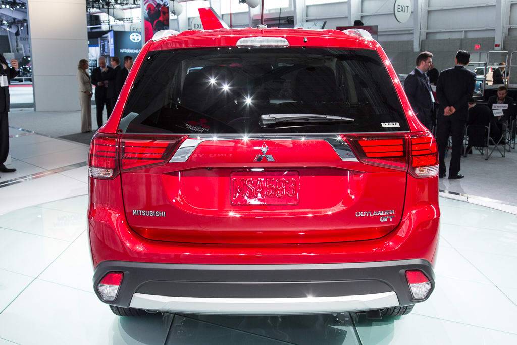 2016 Mitsubishi Outlander Photo Gallery (32 Photos) | Cars.com