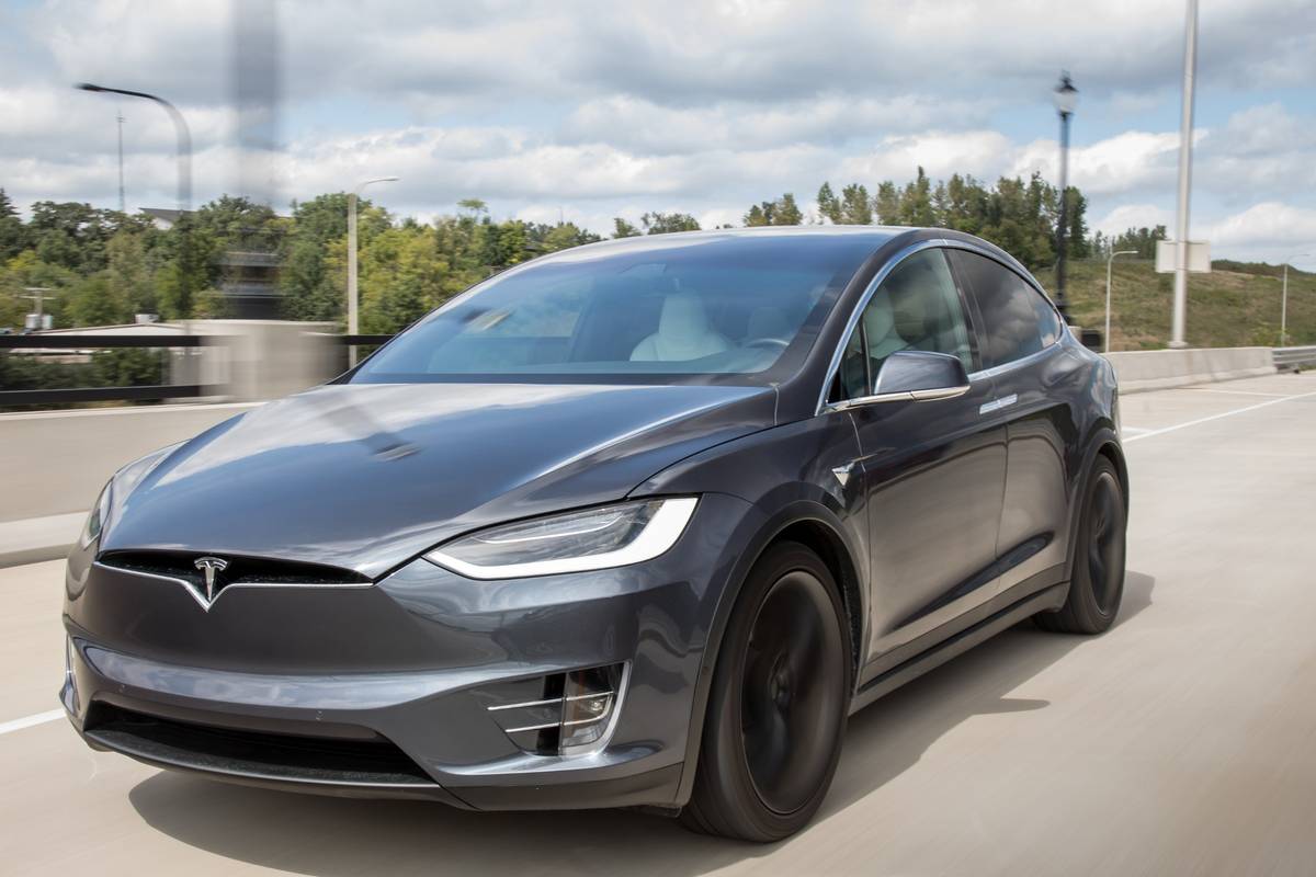deelnemen stewardess bloem The Week in Tesla News: More Mileage for Model S and X, Power Steering  Recall, Tesla Takes Subway and More | News | Cars.com