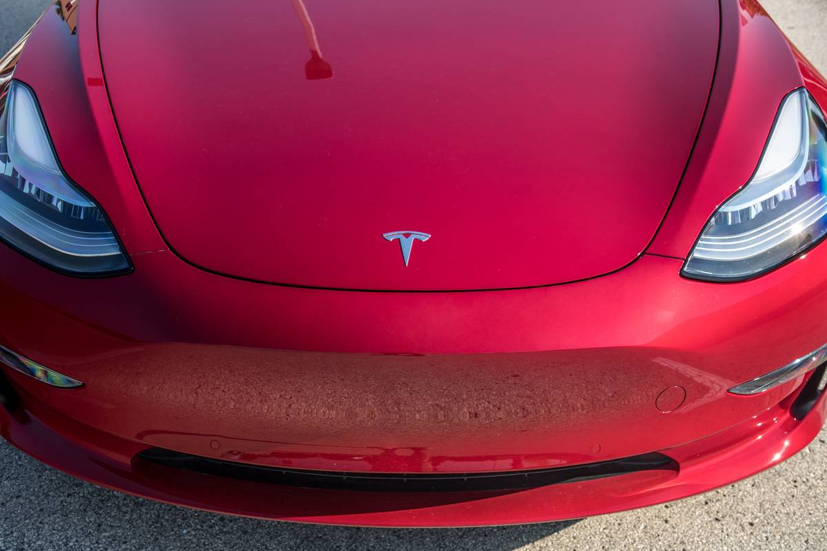 18-tesla-model-3-2018-badge--exterior--front--red.jpg