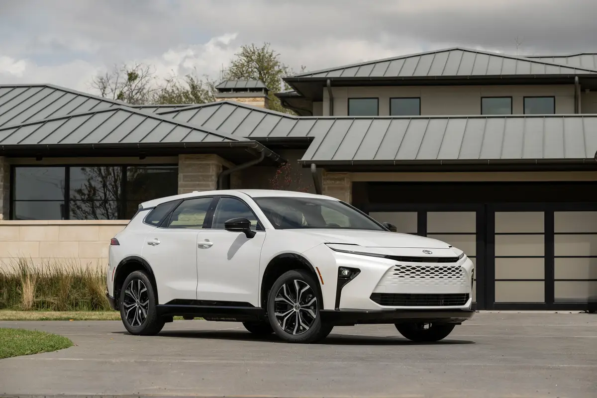 2026 toyota crown signia exterior oem 01 jpg