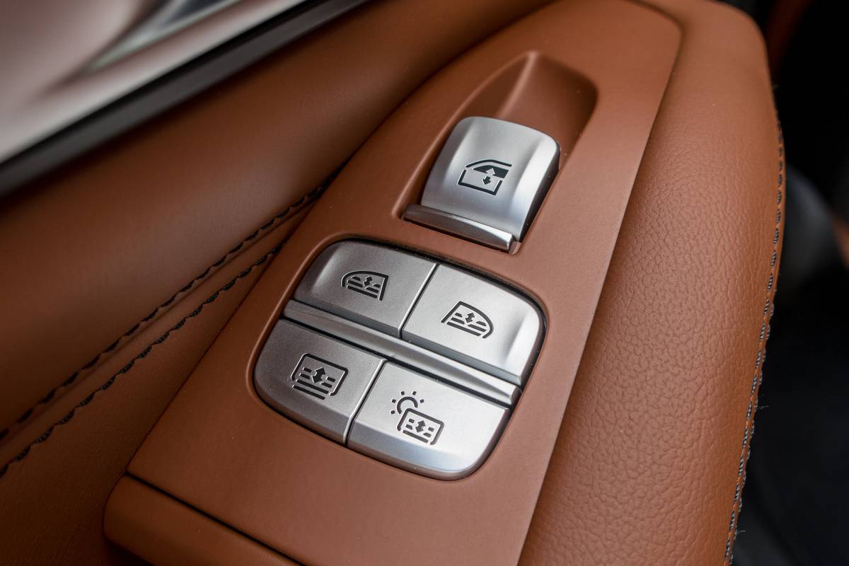 21 bmw x7 2019 controls  doors  interior jpg