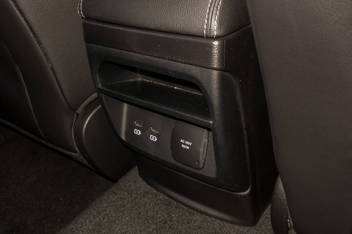 24 ford ranger lariat 2019 center console  interior  outlet  second row jpg