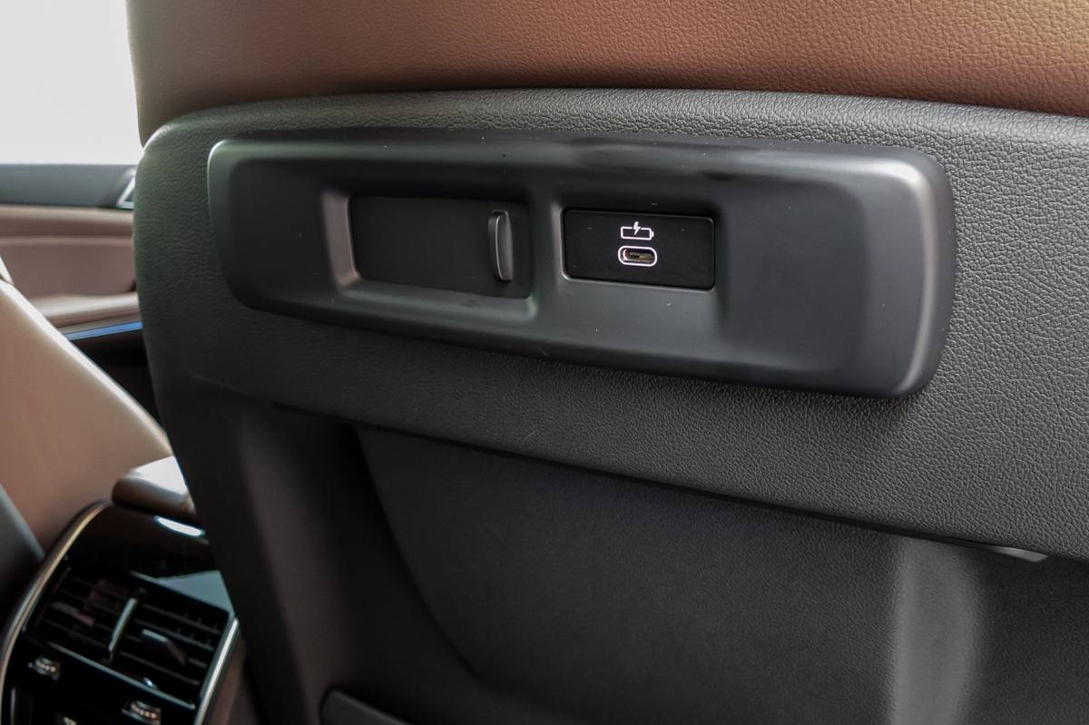 29 bmw x5 2019 interior  outlet  second row  usb jpg