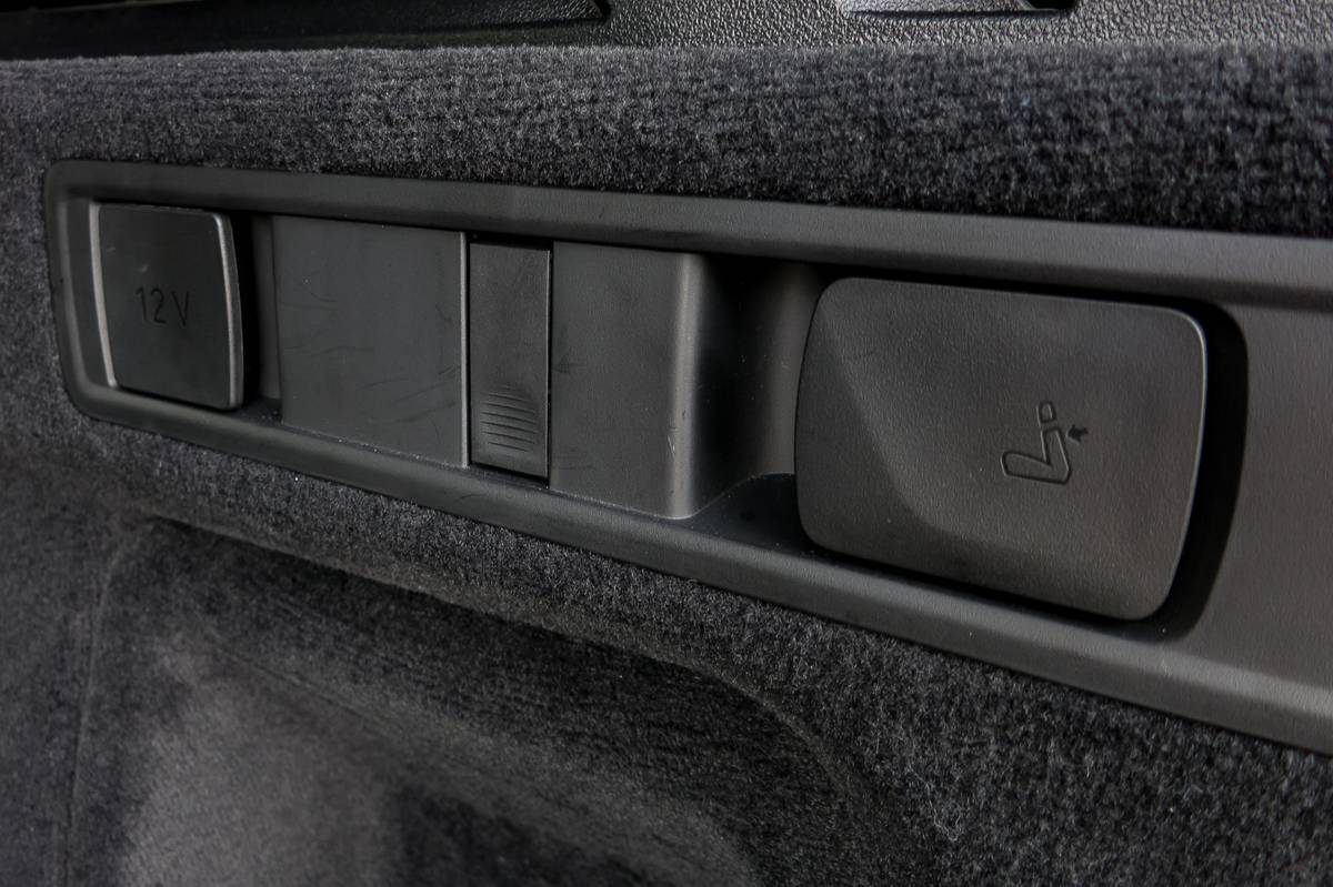 31 bmw x5 2019 controls  folding seats  interior  outlet  trunk jpg