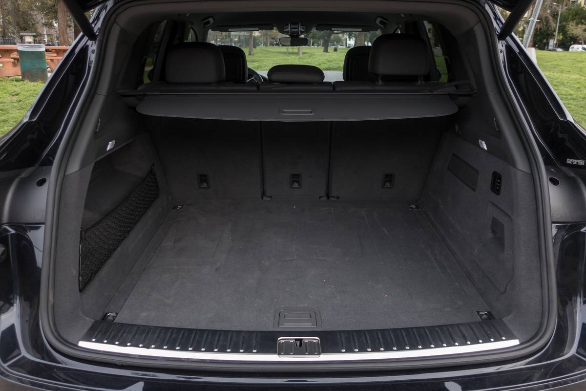 33 porsche cayenne 2019 interior  trunk jpg