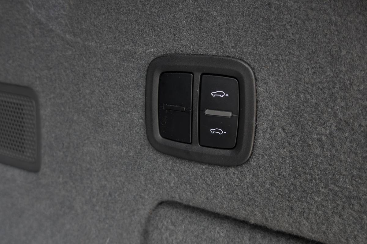 34 porsche cayenne 2019 controls  interior  tailgate  trunk jpg