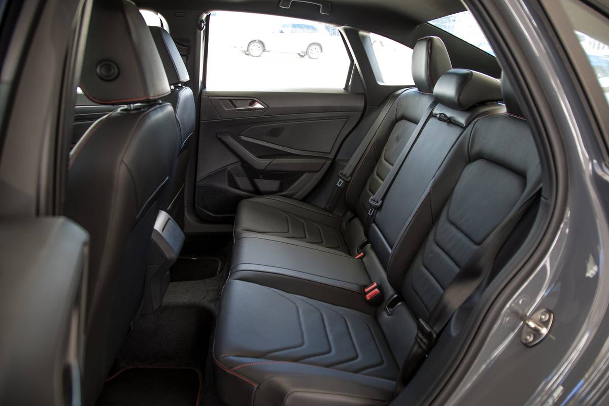 42-volkswagen-jetta-gli-2019-interior--second-row.jpg