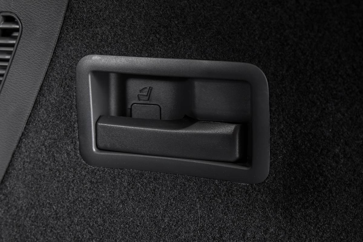 43 nissan murano 2019 controls  folding seats  interior  trunk jpg