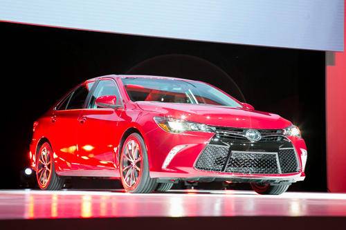 2015 Toyota Camry Photo Gallery (24 Photos) | Cars.com