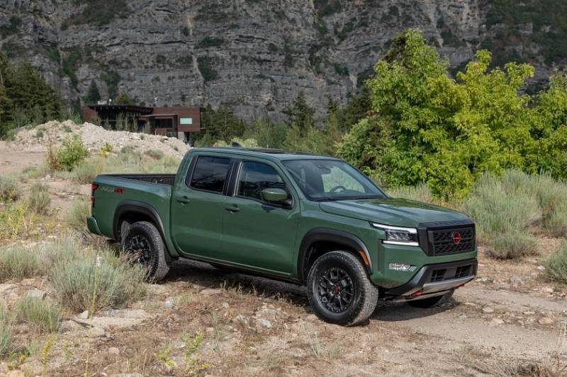 green nissan frontier 2022