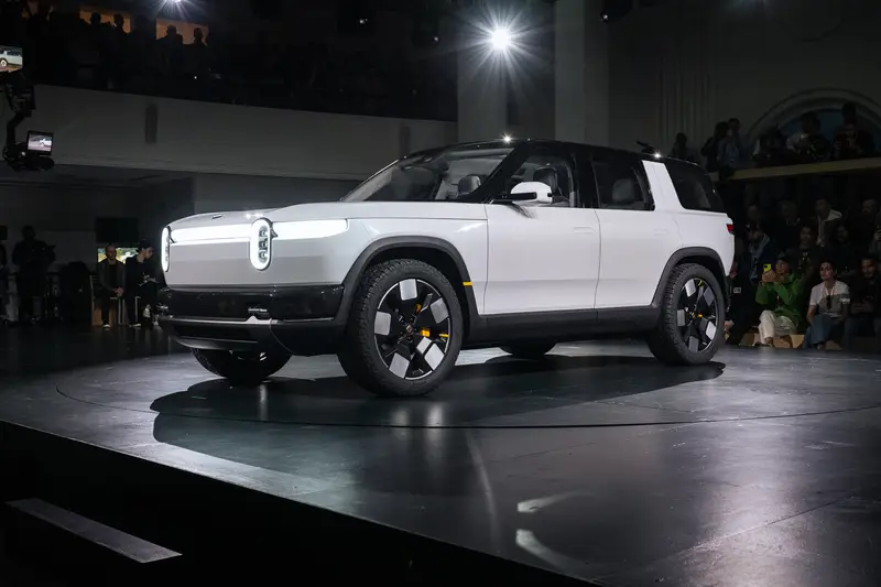 Rivian-R2-exterior-angle-bl-04