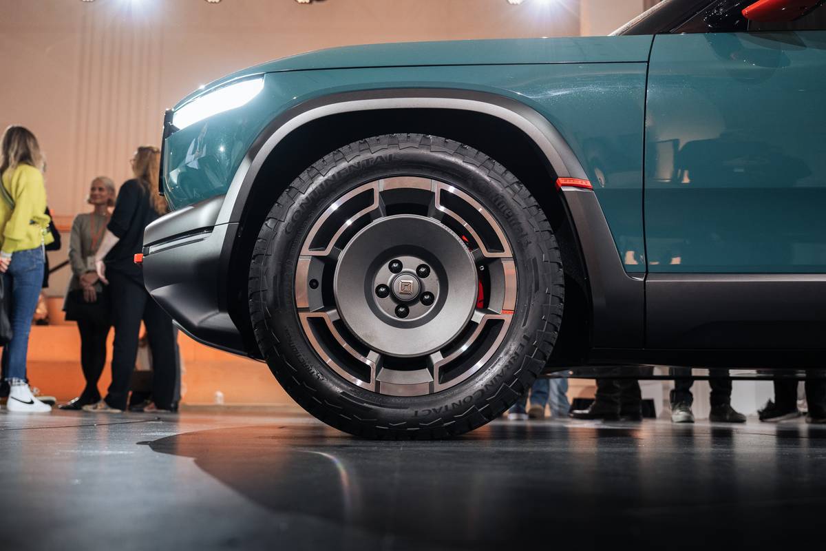 Rivian R3X exterior wheel bl 06 jpg