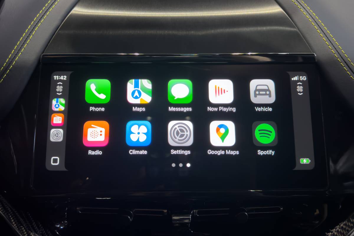 apple carplay ultra 06 interior center stack display jpg