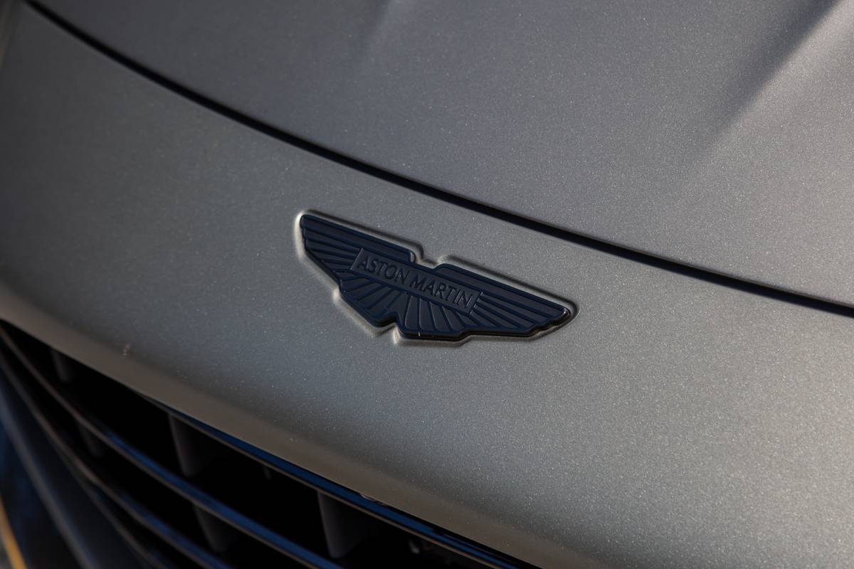 aston martin vantage roadster 2026 04 exterior front badge jpg