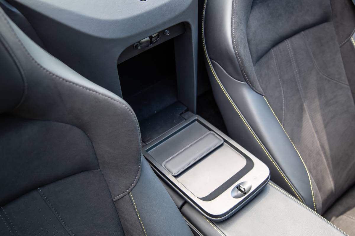 aston martin vantage roadster 2026 33 interior cargo jpg