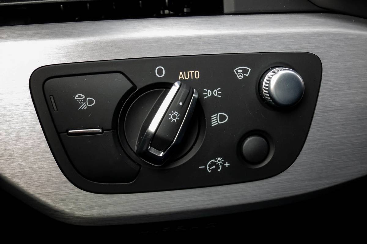 Audi A4 2021 19 Controls  Dashboard  Front Row  Interior 