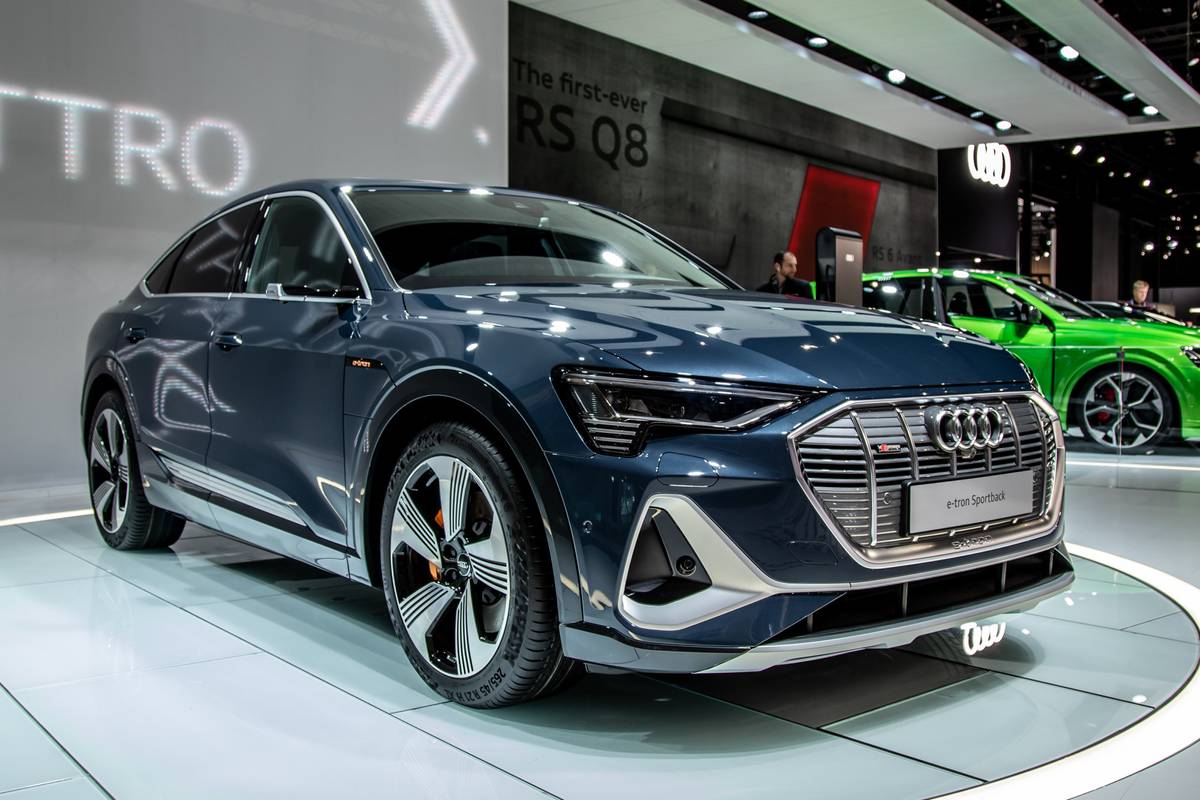 audi e tron sportback 2020 01 angle blue exterior front jpg
