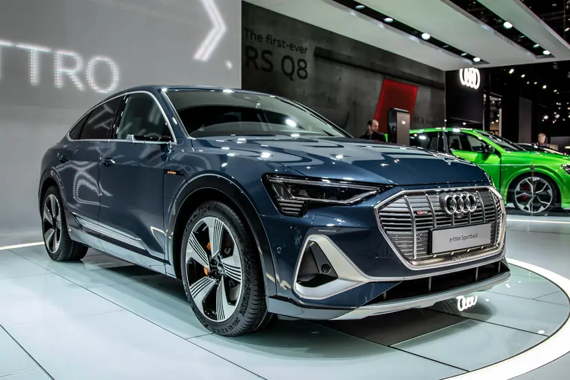 audi-e-tron-sportback-2020-01-angle--blue--exterior--front.jpg