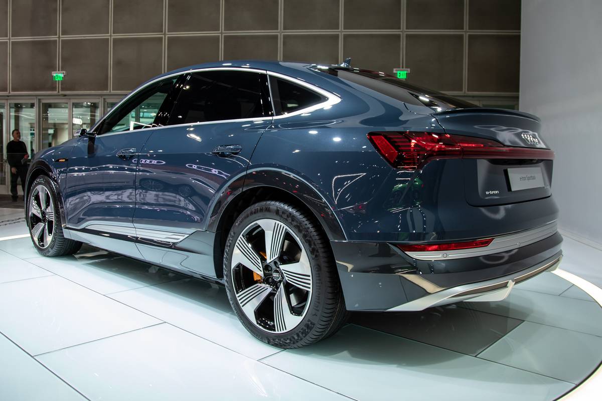 audi e tron sportback 2020 03 angle blue exterior rear jpg