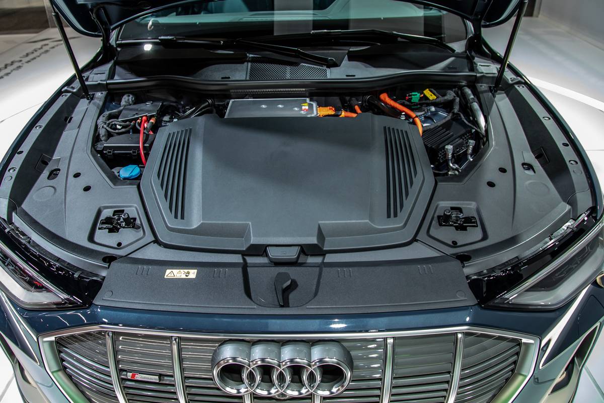 audi e tron sportback 2020 04 blue exterior front trunk jpg