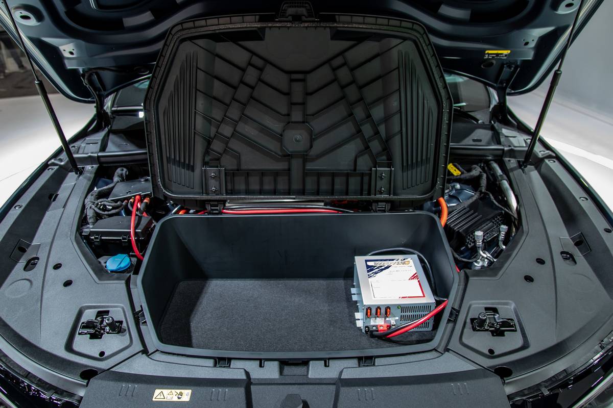 audi e tron sportback 2020 05 battery blue exterior front storage trunk jpg