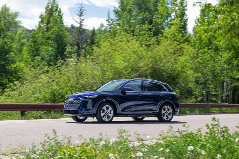 audi-q5-2025-01-exterior-dynamic-front-angle