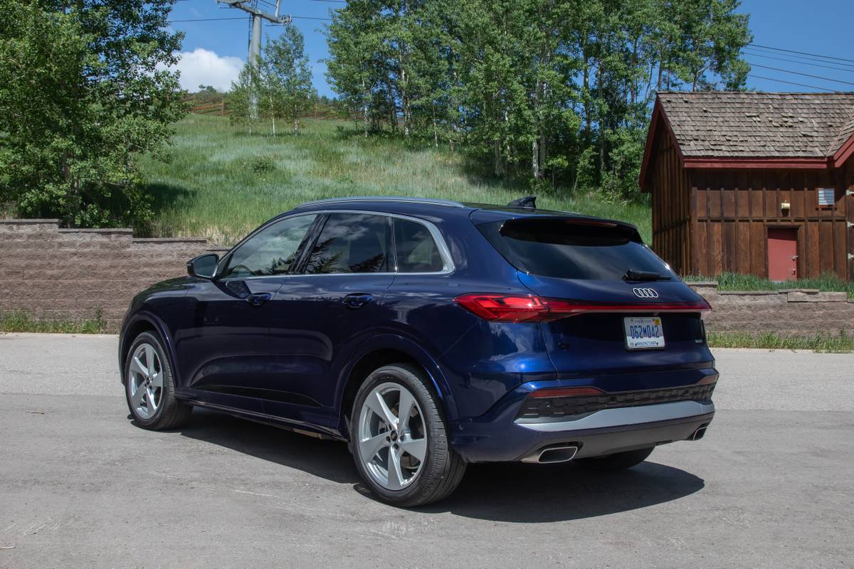 audi q5 2025 08 exterior rear angle jpg