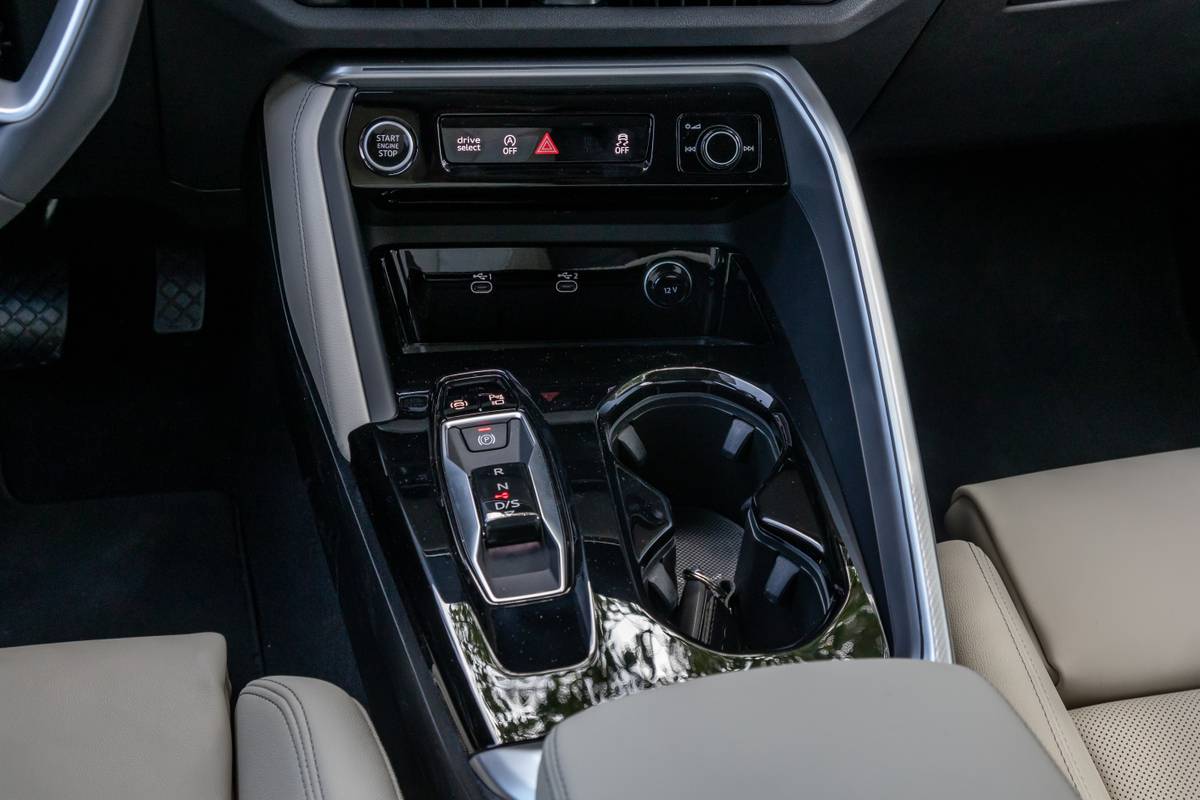 audi q5 2025 29 interior gearshift jpg