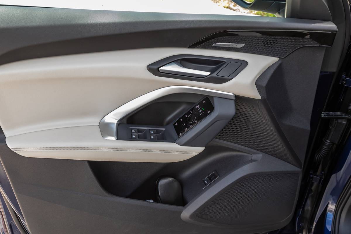 audi q5 2025 41 interior door jpg