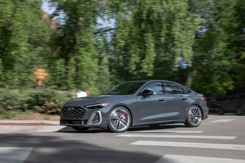 audi-s5-2025-01-exterior-dynamic-front-angle