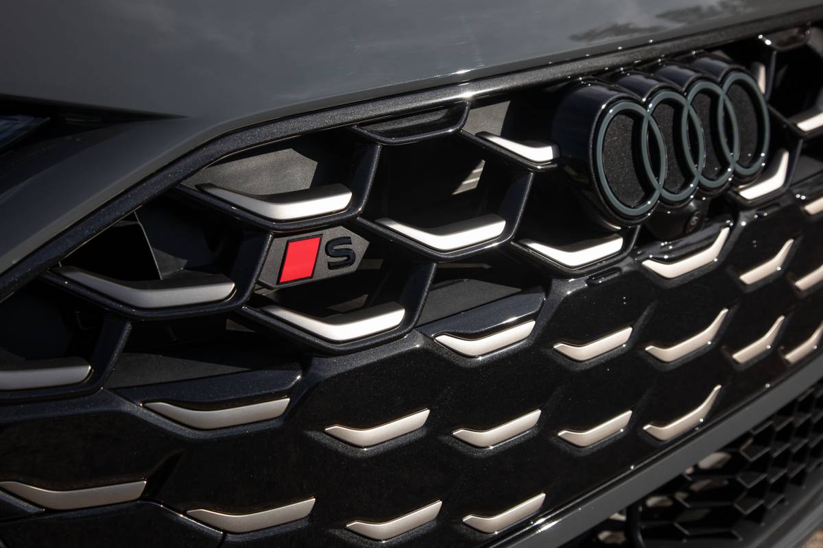 audi s5 2025 08 exterior grille badge jpg