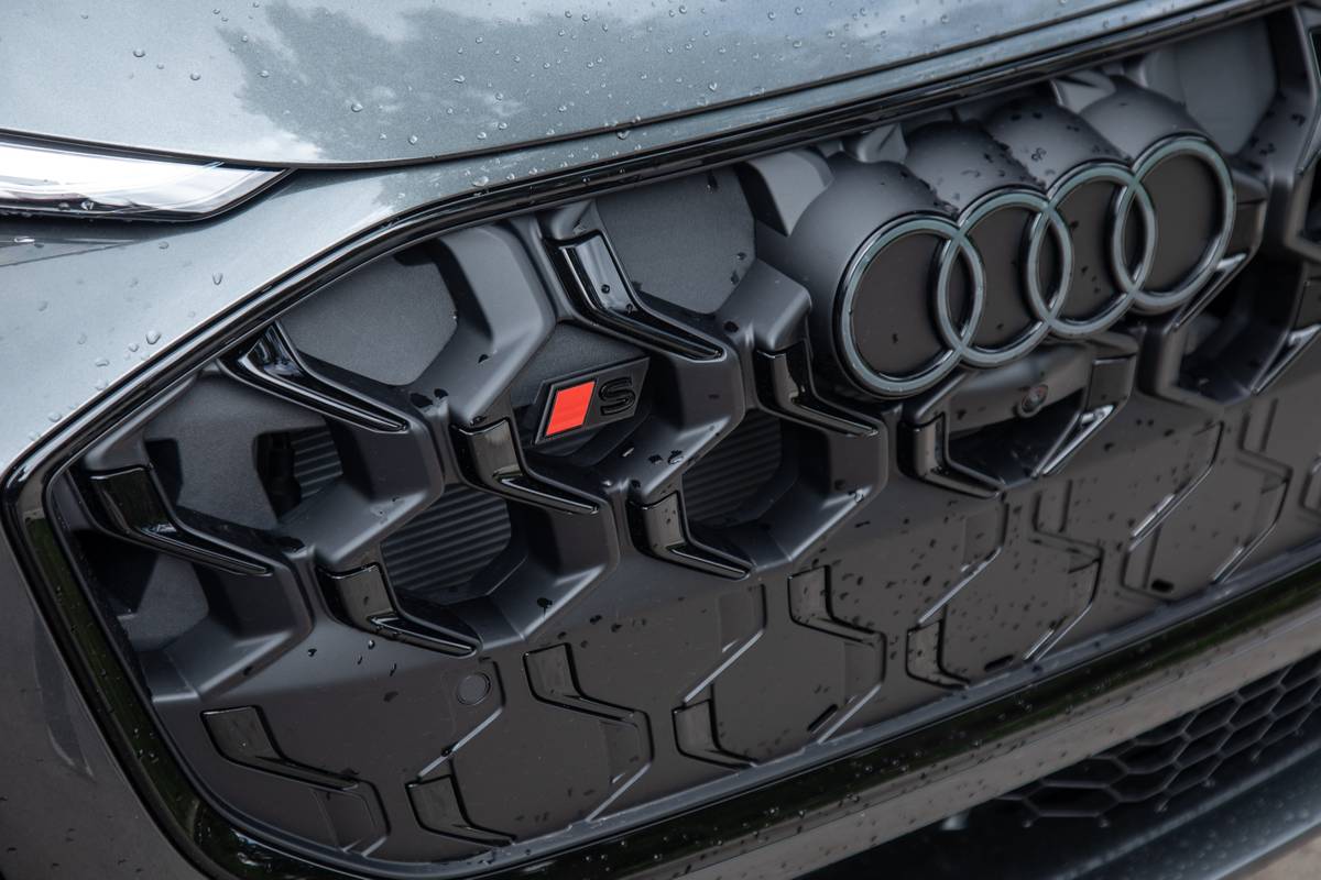 audi sq5 2025 06 exterior grille badge jpg