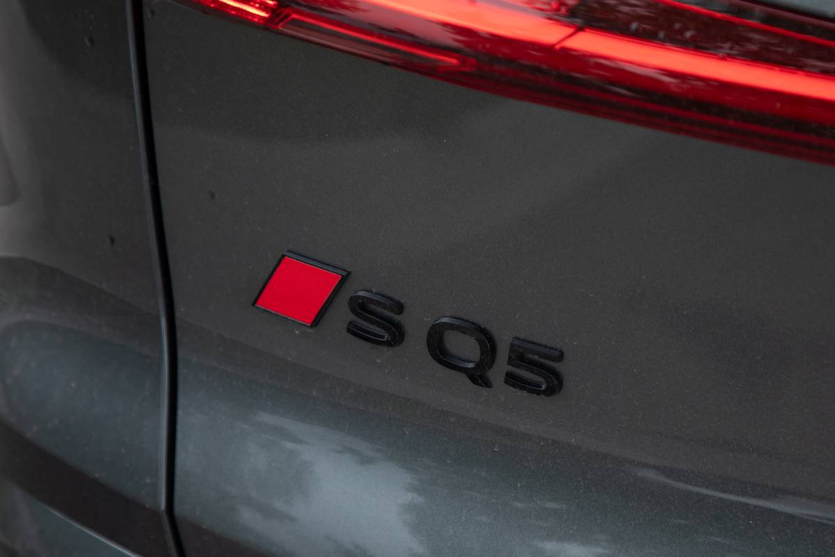 audi sq5 2025 12 exterior rear badge jpg
