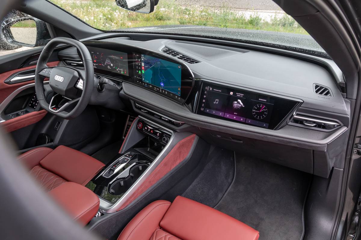 audi sq5 2025 18 interior front row jpg