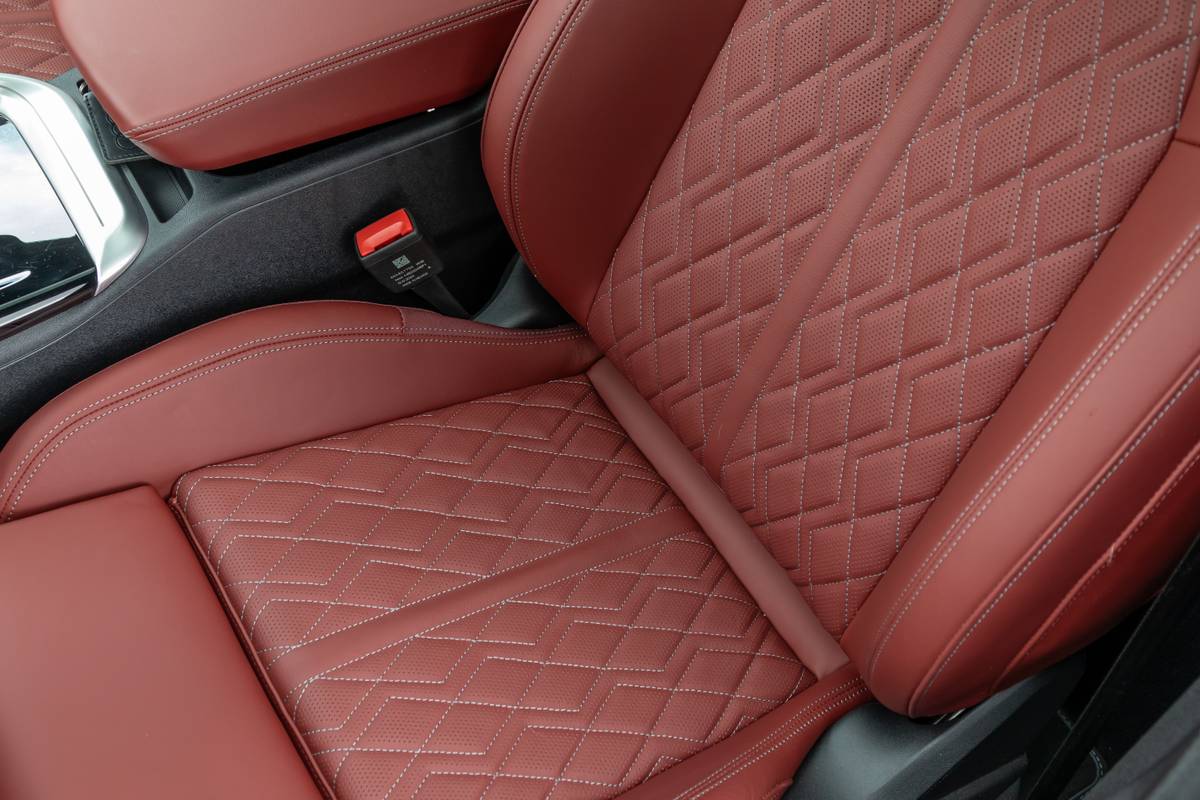 audi sq5 2025 21 interior front row seat jpg