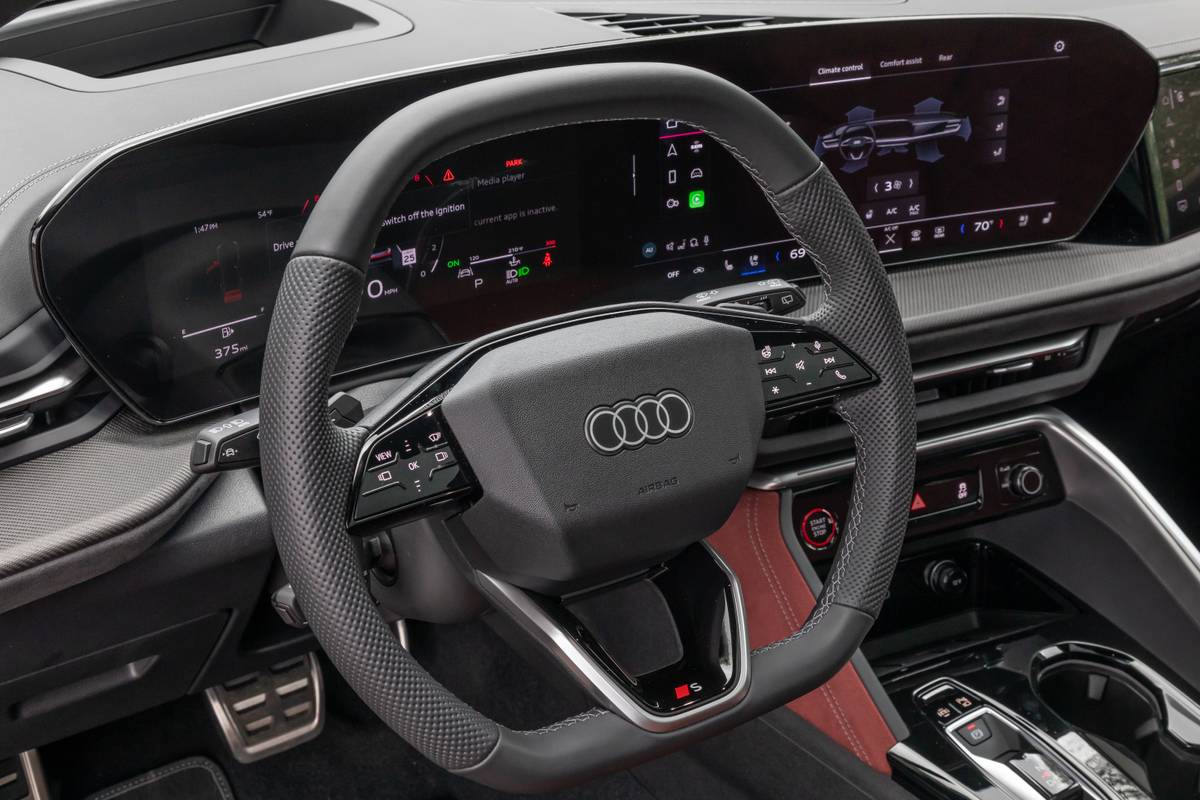 audi sq5 2025 23 interior front row jpg