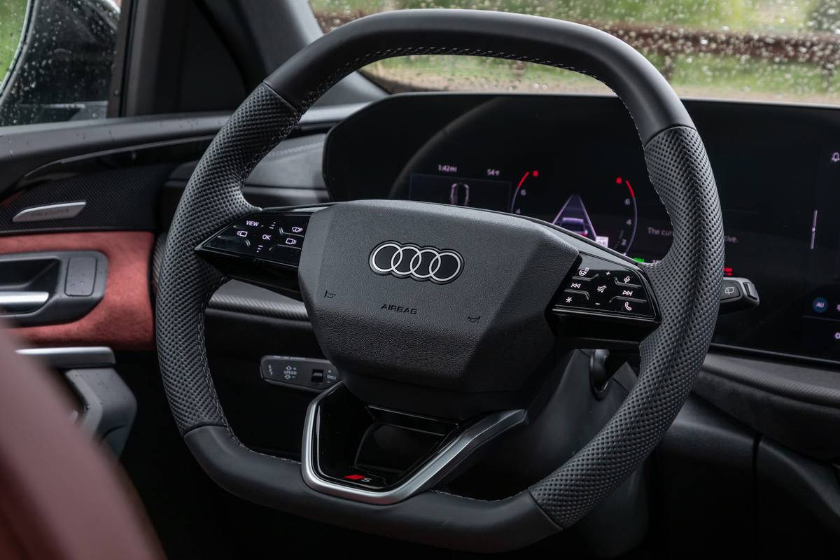 audi sq5 2025 24 interior steering wheel jpg