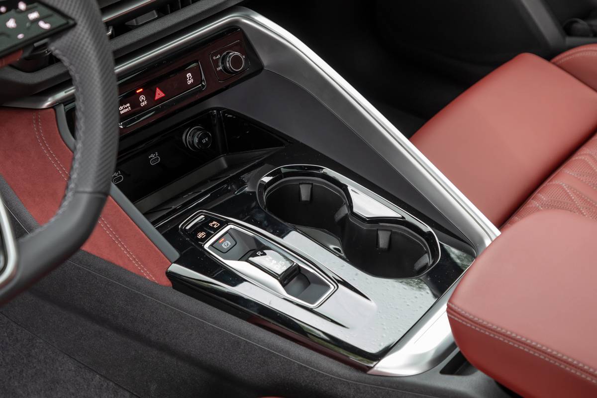 audi sq5 2025 27 interior center console jpg