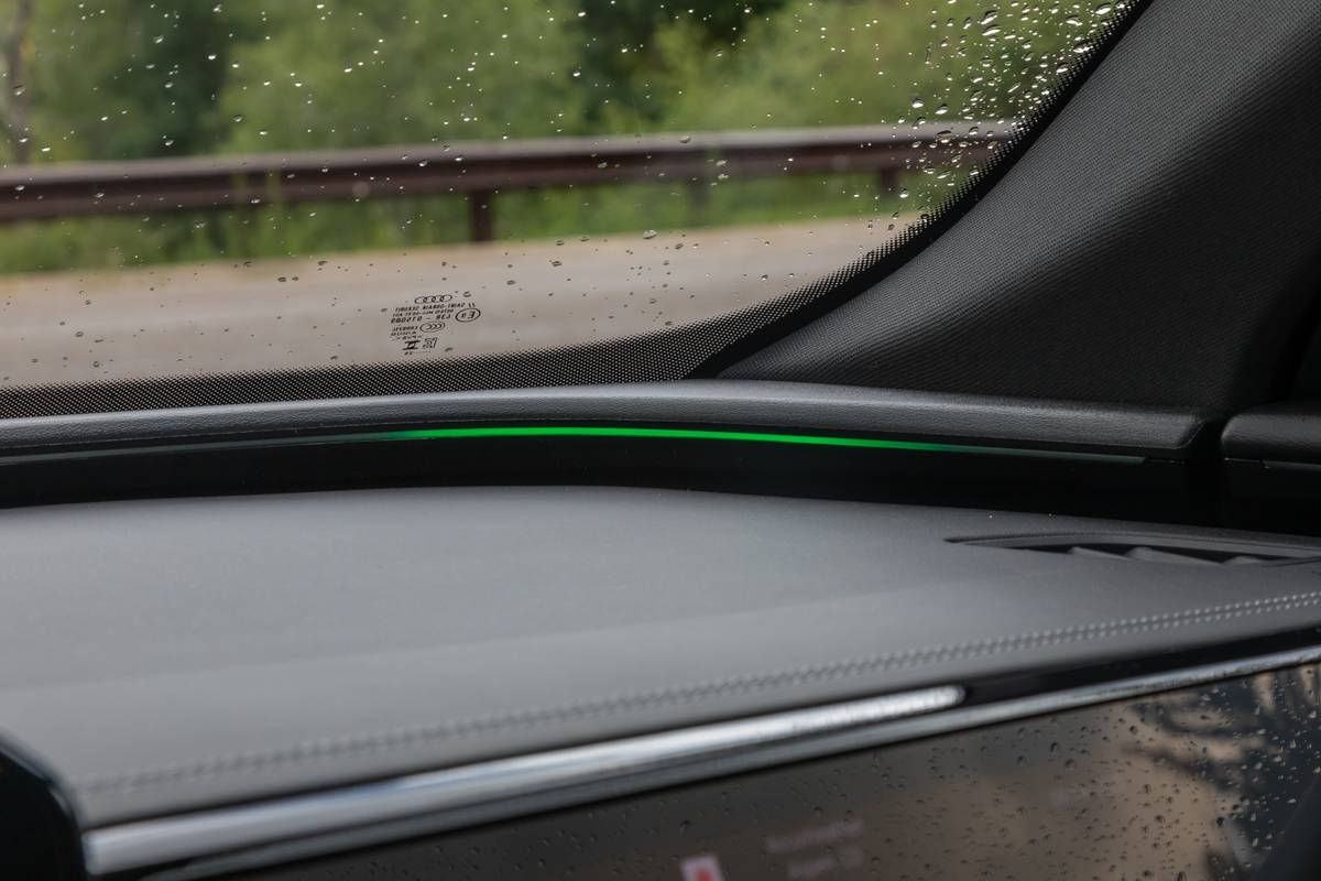 audi sq5 2025 34 interior dashboard detail jpg