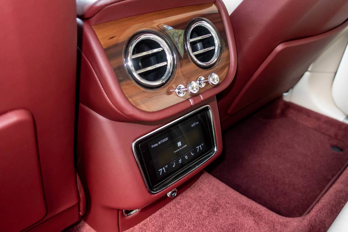 bentley bentayga 2021 backseat  climate control  detail  display  interior 15 jpg