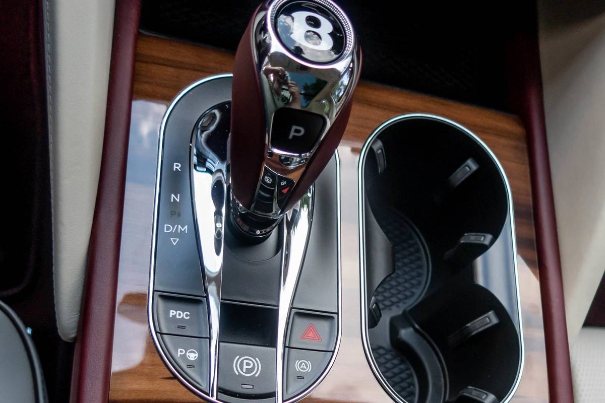 bentley bentayga 2021 center console  controls  cupholders  detail  gearshift  interior 23 jpg