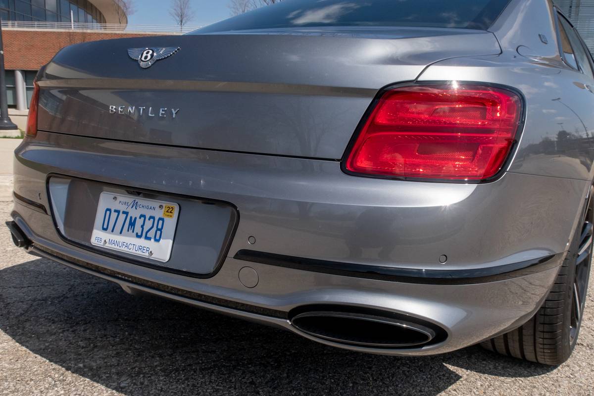 bentley flying spur 2020 09 exterior  rear angle  silver jpg